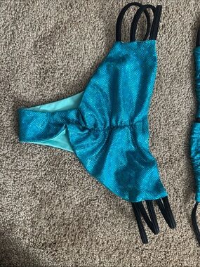 Woman’s triangle top/scrunch bottom
Bikini